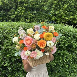 กระเช้าดอกไม้สีสดใส โทนพีช