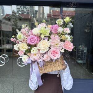 กระเช้าดอกไม้โทนชม่วงชมพู