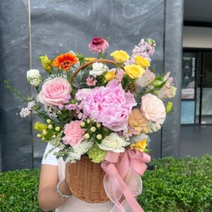กระเช้าดอกไม้สีสดใส