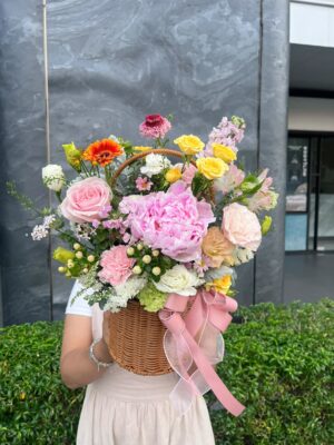 กระเช้าดอกไม้สีสดใส